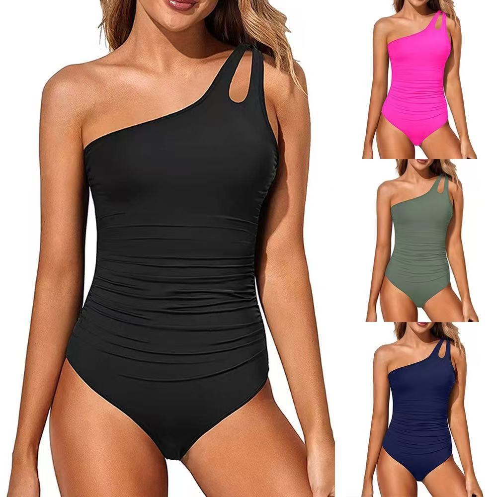 Maillot de bain une pièce asymétrique à une épaule noir, porté vue de face, avec aperçu des autres couleurs