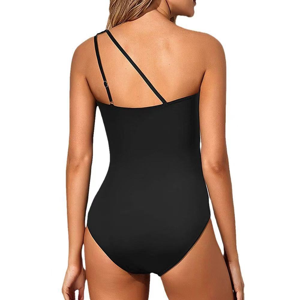 Maillot de bain une pièce asymétrique à une épaule noir, vue de face sur fond blanc