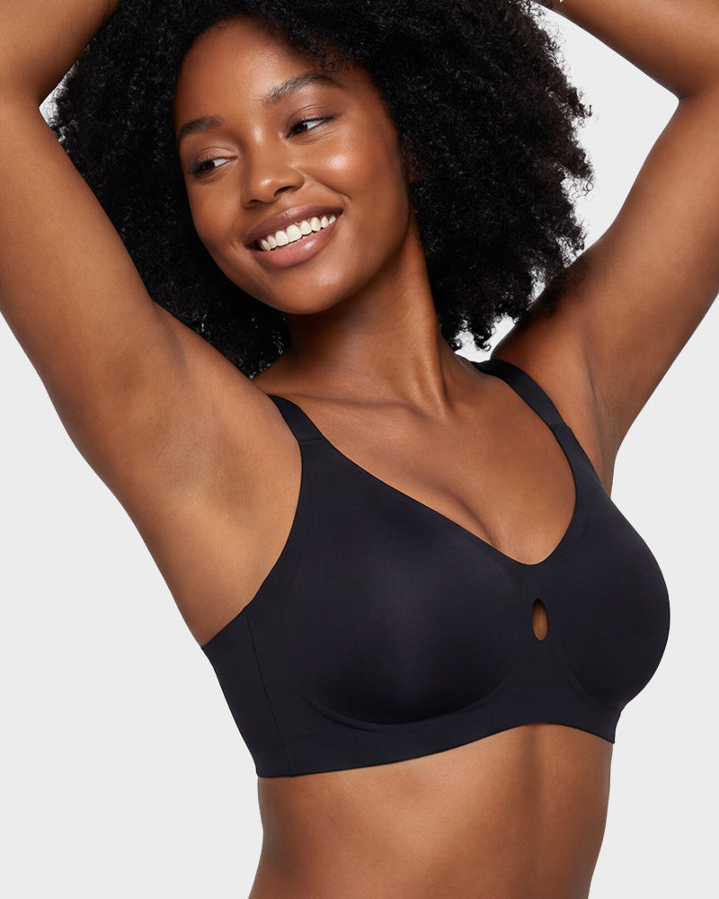 Femme portant le soutien-gorge lissant Invisible Lift noir, pose de profil